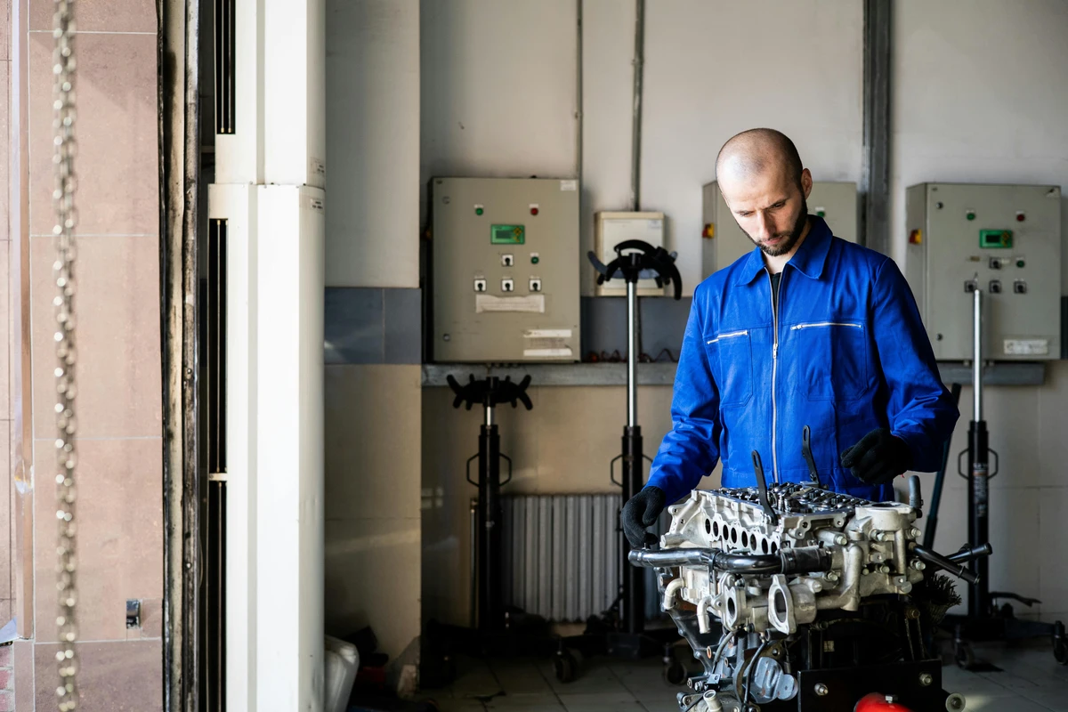 Mechanical QA QC trainees during industrial quality control training