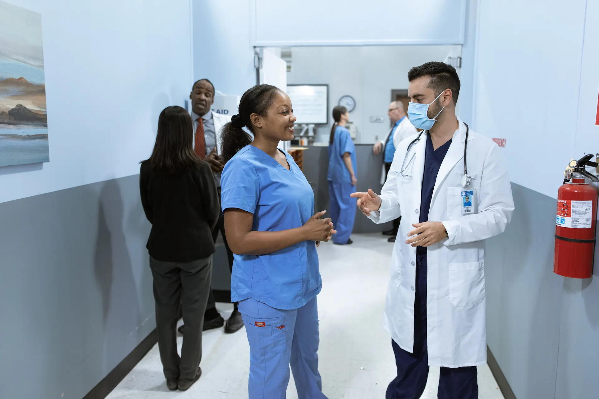 Healthcare professionals discousing with docterse